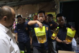 Satgas Pangan Polres Sukabumi Kota bekerjasama dengan UPTD Metrologi Legal Kota Sukabumi melakukan sidak (insfeksi mendadak) produk minyak goreng 'Minyak Kita' di beberapa toko di kawasan Pasar Gudang, Jalan Tipar Gede Citamiang Kota Sukabumi, Rabu (12/3/