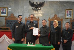 Wali Kota Sukabumi Ayep Zaki dan Wakilnya mengikuti Rapat Paripurna DPRD Kota Sukabumi usai rapat paripurna. 

