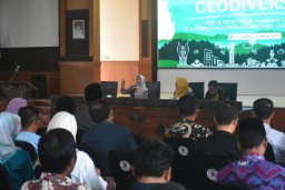 Sekda Sumedang Ruti Ruswanti saat menggelar Sosialisasi 
Hasil Kajian Penyusunan Geodiversity untuk Penetapan Warisan Geologi di Kabupaten Sumedang menuju Geopark Nasional di Aula Tampomas Setda, Kamis (20/3/2025).
