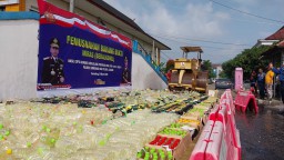 Polres Sumedang musnahkan barang bukti miras berbagai  sebanyak 10.964 botol miras berbagai merek dan 20 liter tuak. Kamis (20/3/2025) 
