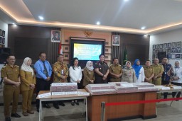 Kajari Sumedang Adi Purnama dan Bupati Sumedang Dony Ahmad Munir di dampingi seluruh Stekholder dalam kontribusinya dalam pemulihan aset daerah. Senin (24/3/2025). 
