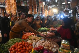 Wakil Bupati Sumedang M. Fajar Aldila saat mengecek harga sembako jelang jhari raya Idul Fitri 2025. Rabu (25/3/2025)
