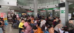 Adanya program pemutihan pajak sejak tanggal 20 Maret lalu, kantor Samsat Sumedang diserbu warga penunggak pajak. Rabu (25/3/2025) 
