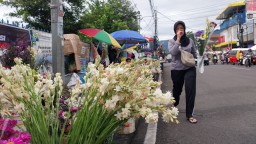 Jelang Hari Raya Idul Fitri 1446 H, Penjual Bunga Ketiban Rezeki Nomplok