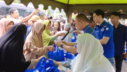 Wakil Ketua Umum PAN Eddy Soeparno di dampingi Wabup Jabar Fajar Aldila dan Anggota DPRI Fraksi PAN Farah Putri Nahlia, saat memberikan paket kepada masyarakat. Minggu (16/3/2025) 
