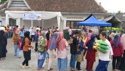Salah seorang warga saat membawa tiga karung beras ukuran 5 kg di gerakan pangan murah yang dilaksanakan di parkiran Alun-alun Sumedang. Rabu (19/3/2025). 

