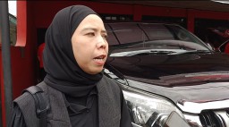 Anggota DPRD Provinsi Jawa Barat fraksi PDIP perjuangan dapil Sumedang, Majalengka, Subang. Ineu Purwadewi usai mengelar sosialisasi penyebarluasan peraturan daerah tahun sidang 2024-2025. Di kantor DPC PDI Perjuangan Sumedang. Rabu (19/3/2025). 

