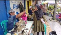 Dede Sukmana (57) penjahit pakaian Yang sering mangkal  di jalan Mayor Abdurahman Saleh, Kecamatan Sumedang Utara, Kabupaten Sumedang. Minggu (30/3/2025) 
