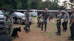 Panglima TNI Jenderal Agus Subiyanto meninjau langsung kegiatan pelatihan prajurit TNI sebagai K9 Handler di Kennel Von Phanuel, Jalan Pangrango, Tugu Selatan, Cisarua, Bogor, Jawa Barat, Senin (14/4/2025). ( Jabar Memanggil/ Y. Irawan) 