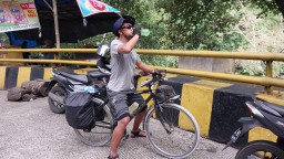 Yusuf (31) warga Kuningan ini melakukan arus balik lebaran 2025 ke tempat kerjanya di Bandung dengan menggunakan sepeda. Kamis (3/4/2025)