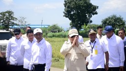 Pesiden Republik Indonesia Prabowo Subianto saat tiba di Desa Randegan Wetan, Kecamatan Jatitujuh, Kabupaten Majalengka, untuk panen raya.Senin (7/4/2025).

