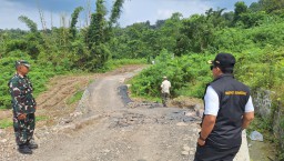 Bupati Sumedang,Dony Ahmad Munir saat meninjau Jalan amblas  di ruas Jalan Cisumur-Nanggerang Blok Haur Papak Kecamatan Surian, Kabupaten Sumedang. Rabu (9/4/2025) 

