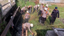 Personel Satuan Brimob Polda Jabar langsung terjun membersihkan sampah yang menumpuk di aliran sungai Cikeruh, Desa Sayang, Kecamatan Jatinangor, Kabupaten Sumedang. Jum'at (11/4/2025) 
