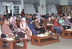 Bupati Sumedang Dony Ahmad Munir mencanangkan gerakan 'Sumedang Nyaah Ka Indung jeung Budak Yatim' di Gedung Negara, Jumat (11/4/2025).
