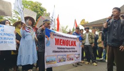 Ratusan petani di Sumedang menggelar aksi di Kantor Pemkab Sumedang menolak perpanjangan kontrak PT Subur Setiadi. ( Jabar Memanggil/ ist) 