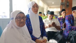 Mumun Maemunah ditemani anaknya saat mengikuti bimbingan manasik haji masal 1446 H Tahun 2025 tingkat Kabupaten Sumedang yang dilaksanakan di gedung Islamic Center, Sumedang pada (23/4/2025). 
