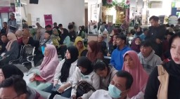 Salah satu pelayanan yang berada di MMP Kabupaten Sumedang, diserbu ratusan masayarakat pasca libur panjang Lebaran. Selasa (8/4/2025). 
