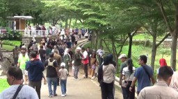 Ribuan wisatawan saat mengunjungi objek wisata Tanjung Duriat di Desa Pajagan, Kecamatan Cisitu, Kabupaten Sumedang, Jawa Barat. pada momen libur panjang lebaran 2025. Rabu (16/4/2025) 

