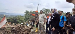 Bupati Sumedang Dony Ahmad Munir saat meninjau lokasi longsor di Dusun Sukaasih, Kecamatan Cisarua. Minggu (4/5/3025). 
