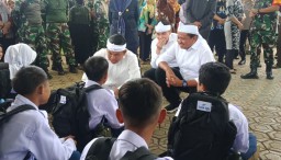 Gubernur Jabar Dedi Mulyadi saat berbincang dengan siswa di Kodim 0610 Sumedang. ( Jabar Memanggil/Husni) 