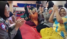 Seorang lansai tampak bahagia saat diberikan hiburan oleh Polres Sumedang kepada warga terdampak longsor di Desa Cisalak, Kecamatan Cisarua, Kabupaten Sumedang. Senin (5/5/2025) 
