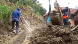 Tim gabungan membersihkan material longsor di Desa Jembarwangi, Kecamatan Tomo, Kabupaten Sumedang. Jum'at (23/5/2025)
