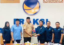 Bupati Bogor, Rudy Susmanto saat menghadiri rapat perdana pengurus baru DPD Partai Nasdem Kabupaten Bogor, yang digelar di ruang Fraksi Partai Nasdem DPRD kabupaten Bogor.