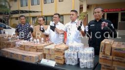 Ratusan dus berisi susu dengan label kadaluarsa palsu disita Satreskrim Polresta Bogor Kota.