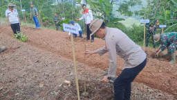 Polres Sumedang menggelar kegiatan Gebyar Penghijauan melalui penanaman 1000 bibit pohon di Blok Kancah Nangkub, Desa Tanjunghurip, Kecamatan Ganeas, Kabupaten Sumedang.