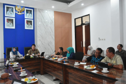 Wakil Bupati Sumedang M. Fajar Aldila memimpin rapat percepatan pembentukan KMP di Ruang Rapat Wakil Bupati, Pusat Pemerintahan Sumedang (PPS), Kamis (12/6/2025).