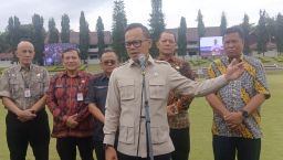 Wakil Menteri Dalam Negeri, Bima Arya saat jumpers di lapangan parade IPDN, Jatinangor Sumedang. Kamis (19/6/2025)