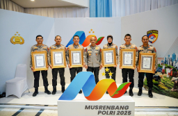 Kapolres Sumedang AKBP Joko Dwi Harsono pojok kanan saat menerima penghargaan dari Kapolri. Kamis (19/6/2025). 