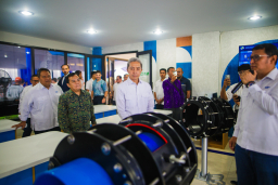 Walikota Bogor, Dedie A Rachim didampingi Dirut Perumda Tirta Pakuan Rino Indira dan Ketua DPRD Kota Bogor, Adityawarman meresmikan Training Center Perumda Tirta Pakuan, guna mencetak SDM unggul, di jalan raya Bogor- Sukabumi, Rabu (18/06/2025)