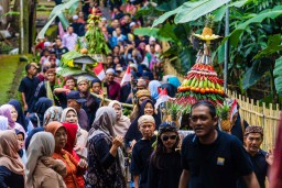 Belasan Dongdang Berisi Hasil Bumi Diarak Warga Lembur Sawah Dalam Tradisi Sedekah bumi