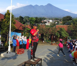 Kepala Sekolah SMPN 2 Ciomas, R. Body Supriyana, saat membuka kegiatan Pagi Ceria, dalam peringatan Hari Anak Nasional 2025. ( Jabar Memanggil/ist)