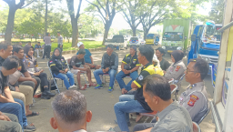 Kasatlantas Polres Sumedang, AKP Dini Kulsum Mardiani saat ngobrol dengan belasan supir truk di Halaman Pusat Pemerintahan Sumedang.