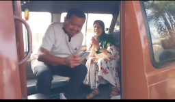 Bupati Sumedang  Dony Ahmad Munir, saat turun dari Angkot untuk ngantor di Pusat Pemerintahan Kabupaten Sumedang.