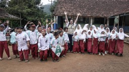 Demi Sekolah, Anak-anak MI Cangkuang Tempuh Jalan Berlumpur — Kini Dapat Hadiah Istimewa dari EIGER Junior