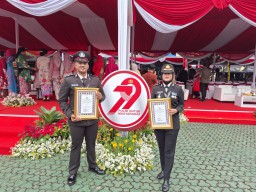 Dua Anggota Polres Sumedang Terima Penghargaan di Hari Bhayangkara ke-79