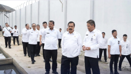 Menteri Imigrasi dan Pemasyarakatan (Kedua Kiri) Agus Andrianto Saat Berdialog Bersama Kepala Lapas Kelas II A Garut. ( Jabar Memanggil/Wildan)