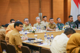 Dedie Rachim saat memimpin rapat pimpinan (rapim) Pemerintah Kota (Pemkot) Bogor di Papyrus Tropical Hotel, Kota Bogor, Senin (21/7/2025). (Jabar Memanggil/ist)