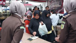 Peringati HUT RI ke-80 dan Hari Lahir Kejaksaan RI ke-80. Kejaksaan Negeri Sumedang Gelar Pasar Murah