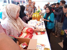 Warga Serbu Gerakan Pangan Murah Polri di Taman Endog Sumedang
