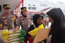 Gerakan Pangan Murah Diserbu Warga, 5 Ton Beras Super Ludes Terjual