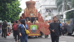 Kuda Renggong dan Kereta Naga Paksi Menjadi Pusat Perhatian di Kirab Budaya HUT ke-80 Jabar