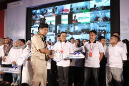 Menteri PKP Serahkan Terima Kunci 1.080 Debitur FLPP