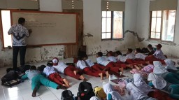 Ruang Kelas Ambruk, Siswa Belajar Lesehan di Ruang Perpustakaan dan Mushola