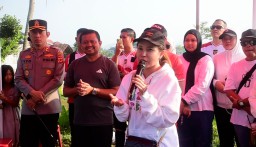 Rossa Borong Dagangan Para Pelaku UMKM di Geulis Sumedang