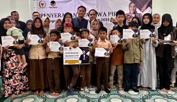 Anggota DPR RI Lola Nelria Oktavia, Serahkan Beasiswa PIP Untuk Ratusan Pelajar Di Garut