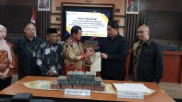 Kejari Serahkan Rp971 Juta Hasil Pemulihan Keuangan Daerah Kepada Pemda Sumedang